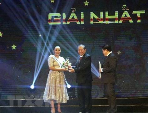 Quang Ninh Singing Sensation Sparks Frenzy: A Dive into Vietnamese Pop Star's Electrifying Performance!